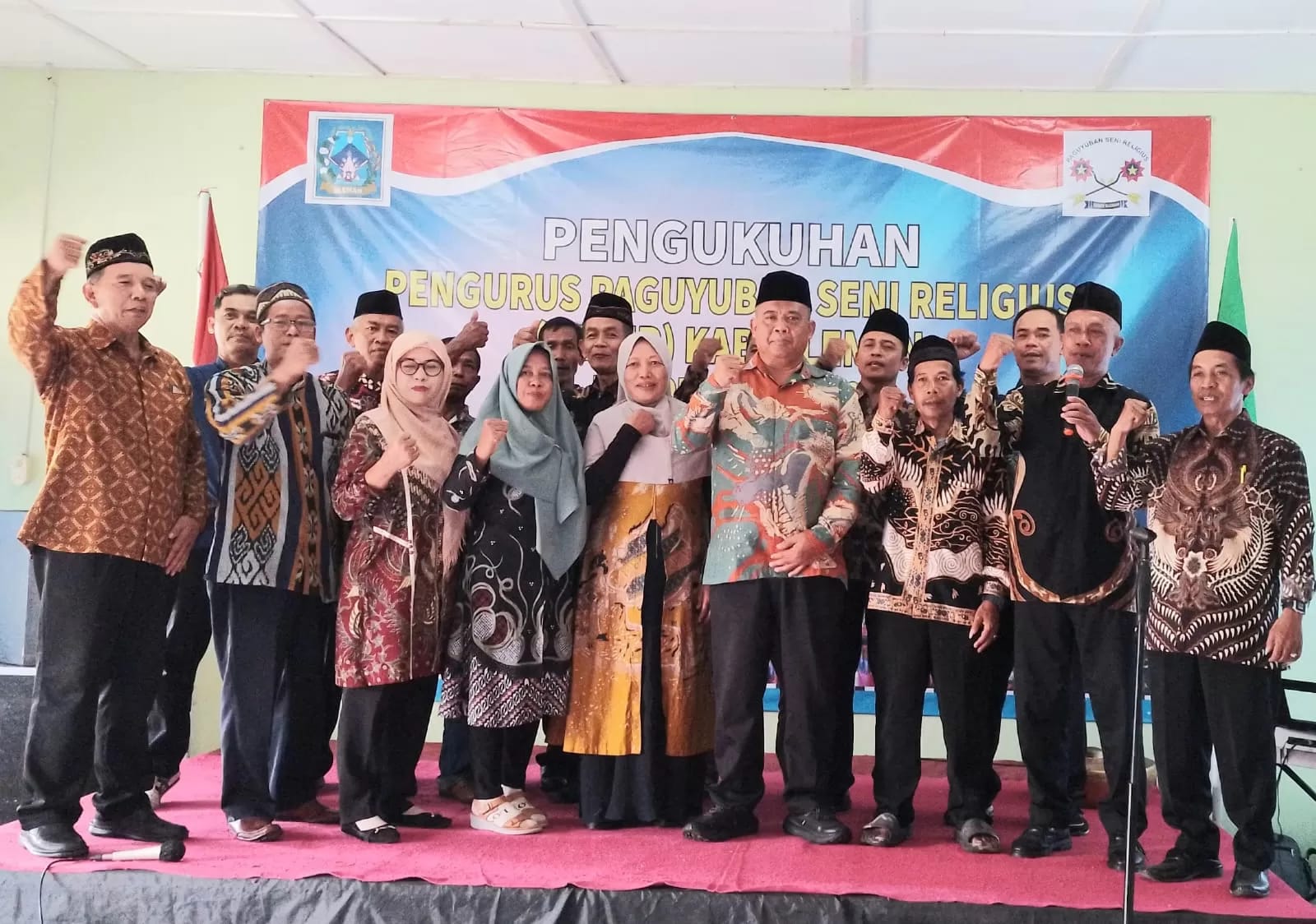 SEMANGAT : Bupati Sleman Hardo Kisworo berfoto bersama dengan pengurus Paser Sleman usai acara. Foto. Dok Panitia.