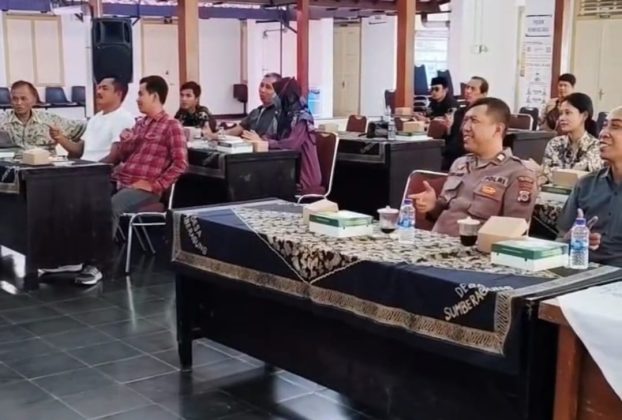 SERIUS : Para peserta kegiatan sarasehan induk organisasi budaya yang diselenggarakan KPOTI dan Dinas Kebudayaan Sleman di aula Kalurahan Sumberagung, Moyudan Sabtu (27/9). Foto. Dok. Panitia