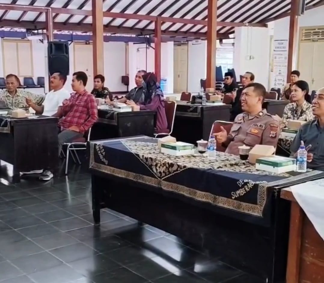 SERIUS : Para peserta kegiatan sarasehan induk organisasi budaya yang diselenggarakan KPOTI dan Dinas Kebudayaan Sleman di aula Kalurahan Sumberagung, Moyudan Sabtu (27/9). Foto. Dok. Panitia