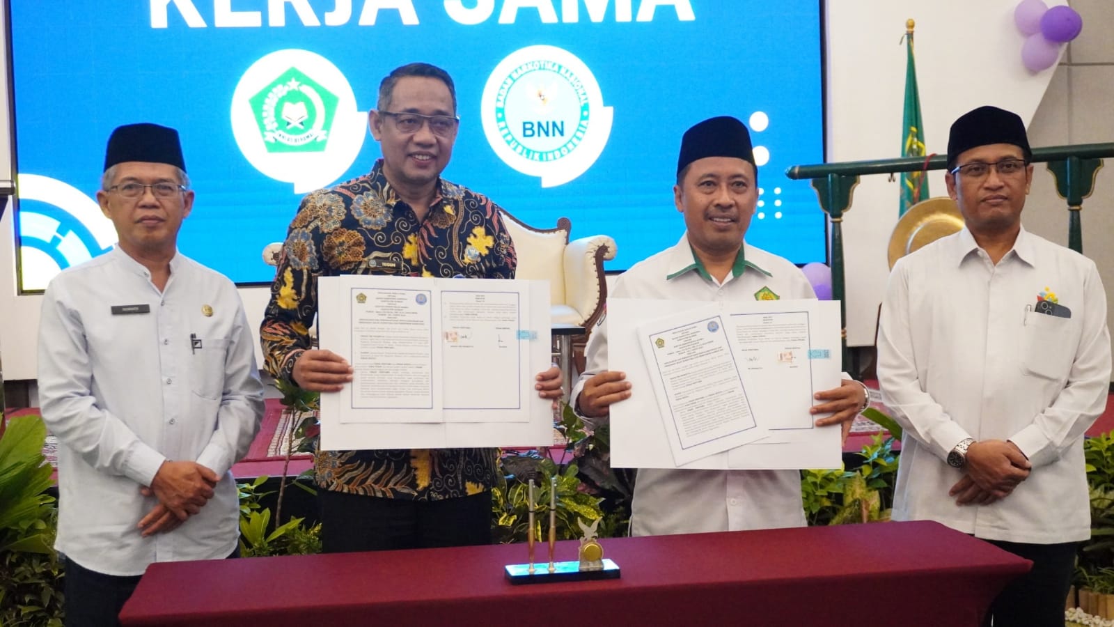 SEPAKAT : BNNK Sleman bersama Kemenag Sleman menunjukkan Perjanjian Kerja Sama (PKS). Keduanya bersinergi memperkuat program P4GN sekaligus memperluas edukasi bahaya narkoba melalui pendekatan keagamaan.